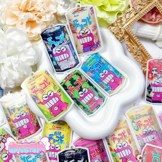 「R307」6cmチョコビ ワニ山さん かんつき  しんちゃんが大好きなチョコレート味のお菓子 アクリル  両面に保護シートがついておりますので、使用時は剥がして綺麗な状態でお使い頂けます