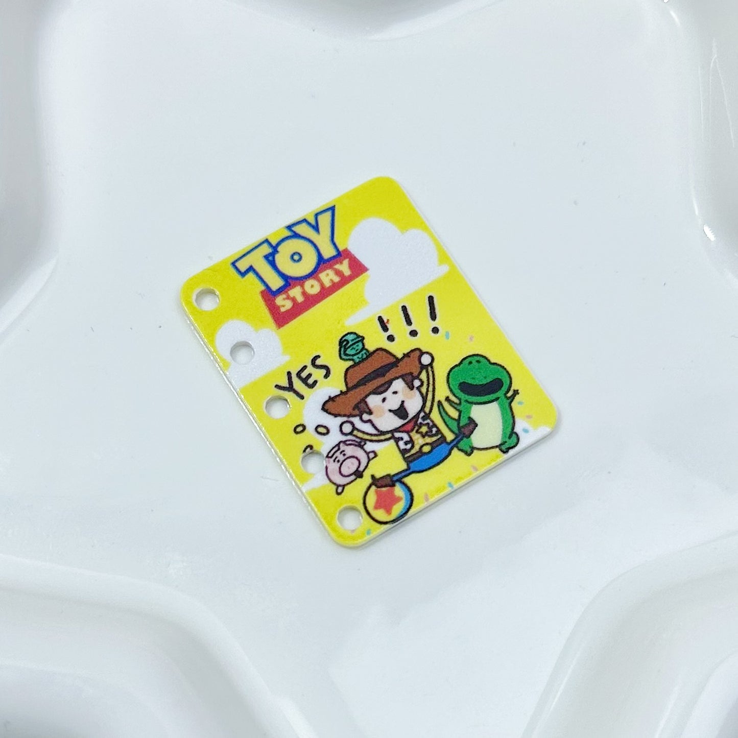 「S052」トイ・ストーリー  ミニ本  穴あり カラフル カワイイ  3cm×3.7cm